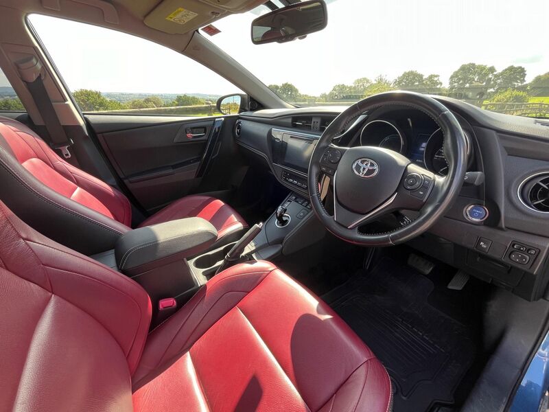 TOYOTA AURIS
