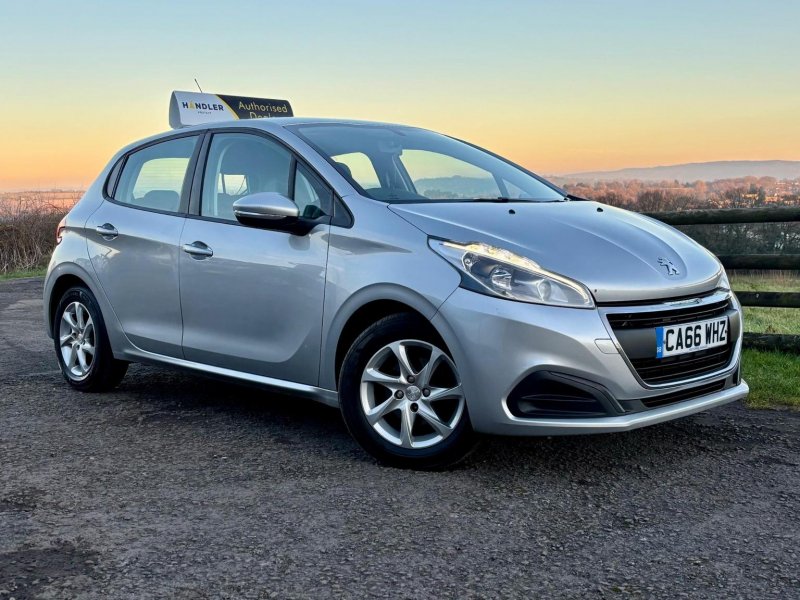 PEUGEOT 208
