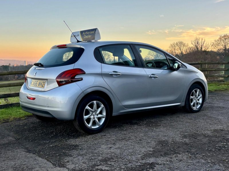 PEUGEOT 208