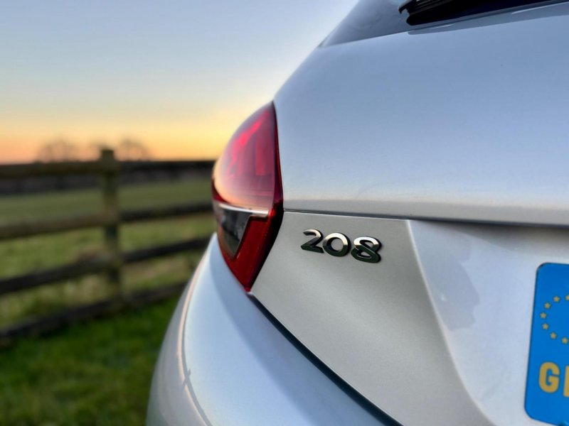 PEUGEOT 208
