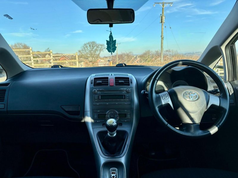 TOYOTA AURIS