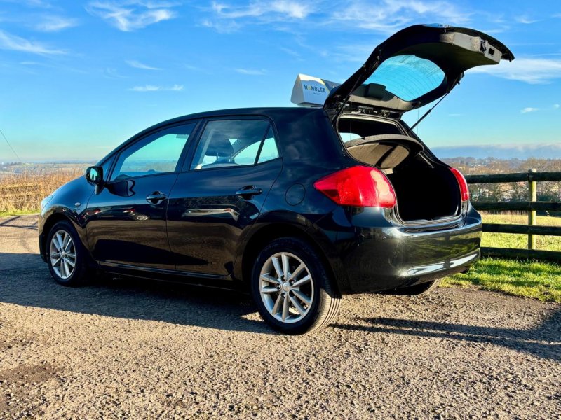 TOYOTA AURIS