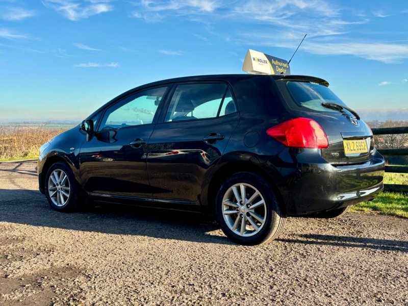 TOYOTA AURIS