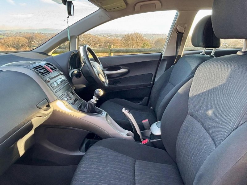 TOYOTA AURIS