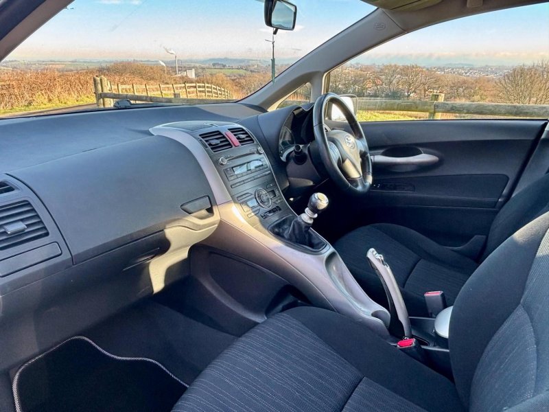 TOYOTA AURIS