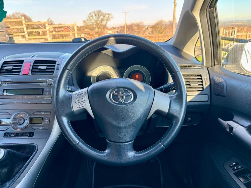 TOYOTA AURIS
