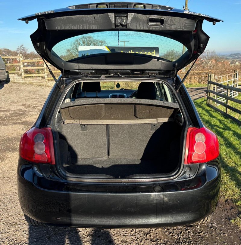 TOYOTA AURIS