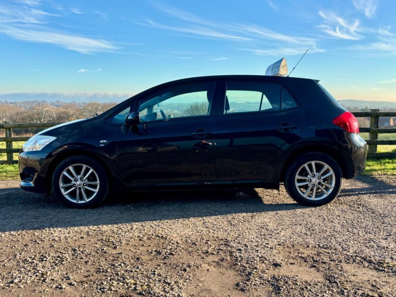 TOYOTA AURIS